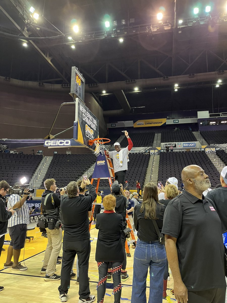 OliverHoustonIV's tweet photo. It seems like blessings keep falling in my lap… 

#marchmadness #GeauxCajuns #Champion https://t.co/ZmnA13WtCI