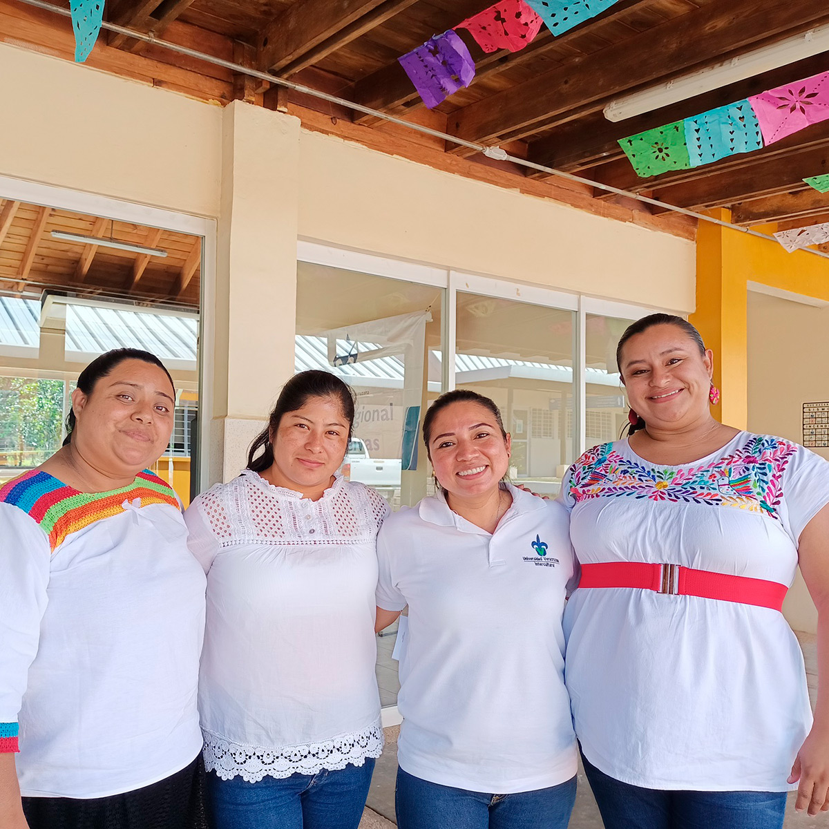 #LoLeíEnUniverso Para Mayra Bautista, Crescencia Cruz, Nancy Pérez y Laura Karina Jiménez es un orgullo ser docentes de la @uv_uvi, sede Las selvas, donde realizaron sus estudios en Gestión Intercultural para el Desarrollo. Detalles en: bit.ly/3JlMnYS