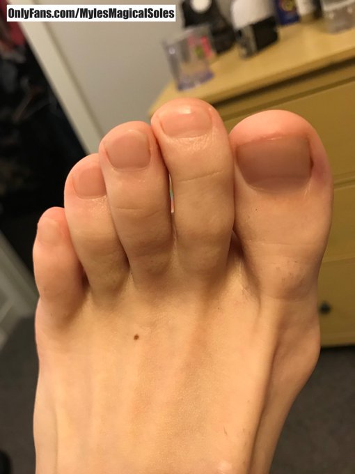 Happy Toesday my lovely foot fam! ❤️ https://t.co/eoVUzqw5EL