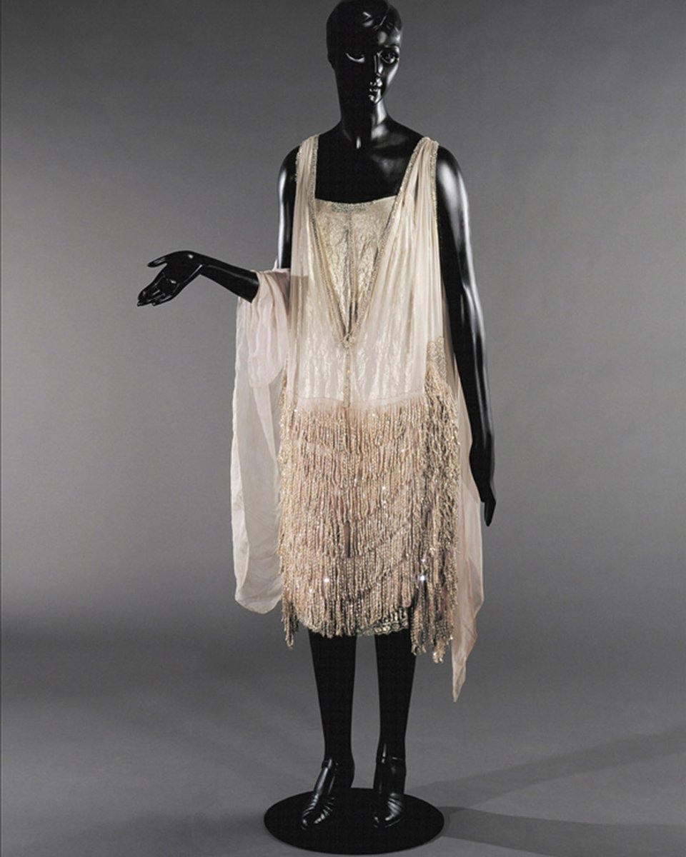FConservatory's tweet photo. This Agnès evening gown, circa 1925, is made of silk muslin with gilt ball and rhinestone embroidery. It is part of the Palais Galliera's (@palaisgallieramuseedelamode) collection of 20th century fashion.
GAL1968.40.56 A et B
#Agnès #FlapperDress #PalaisGalliera #FC #FashCon https://t.co/eEjfS2lhhy