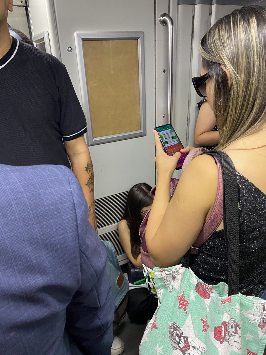 camiikeen's tweet photo. Pero mira que buen ejemplo de la hermosa sociedad en la que vivimos, la amiga respetando los espacios en horario punta mientras todos vamos en modo sardina #maravilloso 👌🏼 https://t.co/TQzUXAXfe1