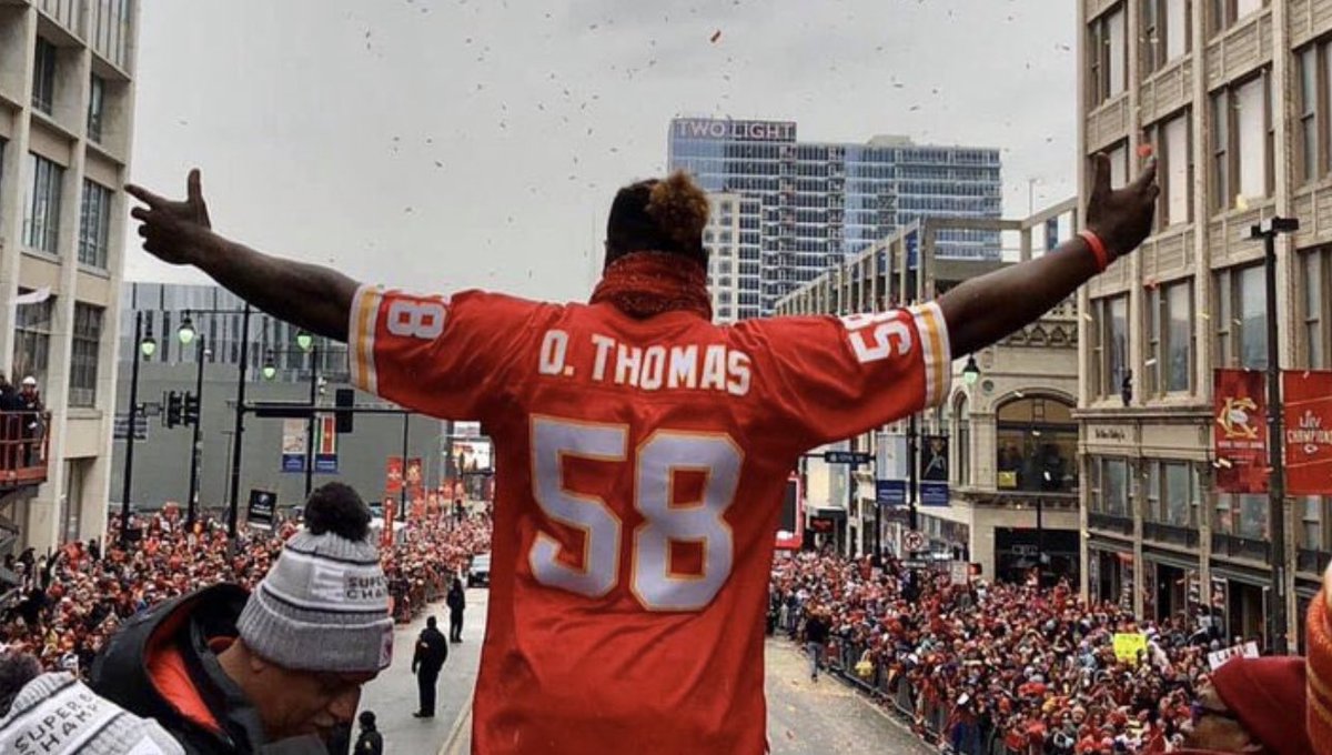 Farzin21's tweet photo. My favorite Frank Clark moment: when he wore Derrick Thomas’ jersey at the Super Bowl 54 parade 🙌 https://t.co/jNKJ2Uz1Wy