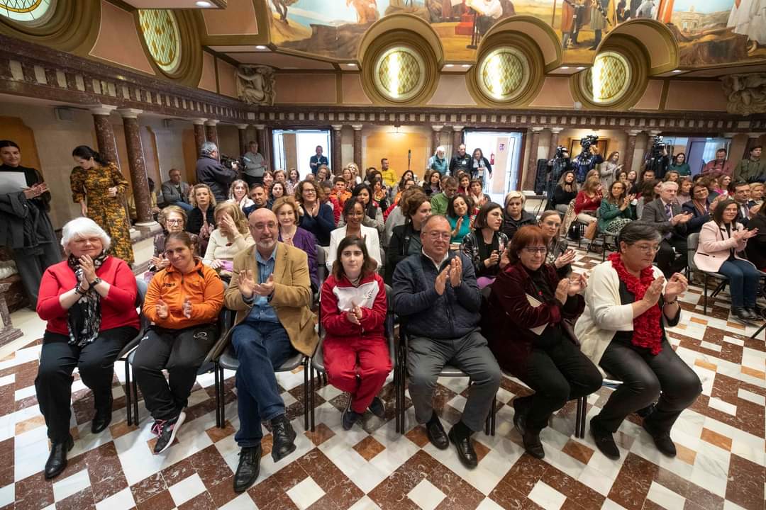Esta mañana hemos asistido al acto organizado por la Asamblea Regional con motivo del Día Internacional de la Mujer, 8M.
Un total de 8 asociaciones que representan a la mujer en diferentes ámbitos y 2 equipos de baloncesto femeninos han recibido un homenaje.