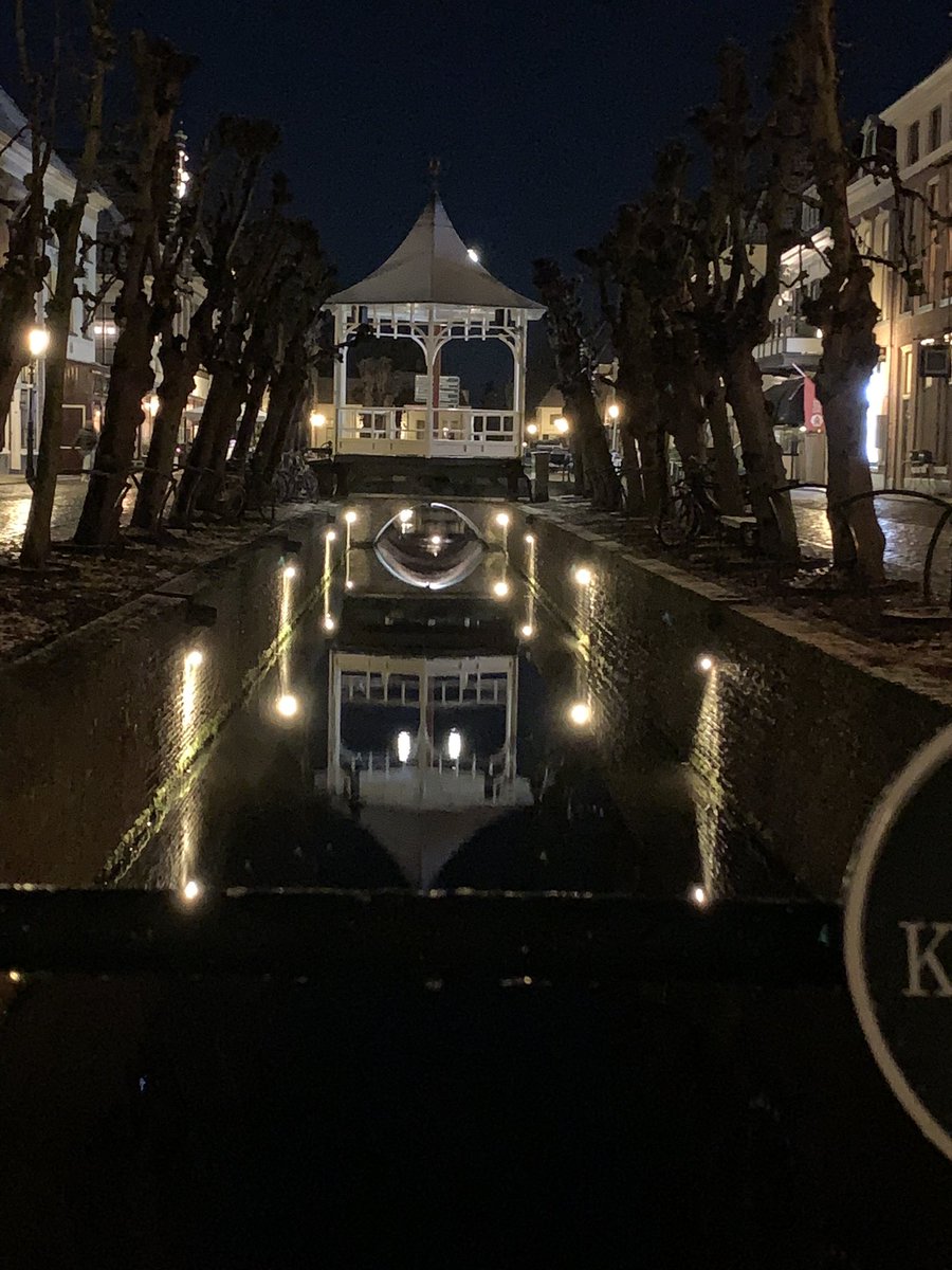 Mooie weerspiegeling van de #muziektent in de beek in #Elburg vanaf de #knikkermarkt  #stilweer #elburgbynight <a href="/gem_Elburg/">Gemeente Elburg</a> <a href="/ElburgOldebroek/">Huis aan Huis Elburg</a> <a href="/VVVElburg/">VVV Elburg</a> #hanzestad #veluwe