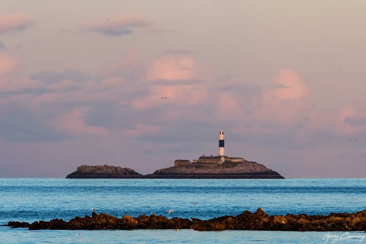 The Worm Moon rising behind Rockabill Lighthouse this evening, and some very snow laden clouds just before it.

#moonrise #wormmoon #lighthouses #lighthousesofireland #birdwatchireland #thefullirish   #unlimitedireland #canonr6 #canonireland  #canonphotography #sigma150600