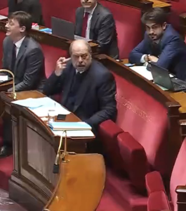 __Trumpepe's tweet photo. Les fachos pensent à un doigt d'honneur nous on sait qu'il allait se gratter le nez avec son majeur ✊🏿 #brasdhonneur #factckecker https://t.co/csqE9aYiAw