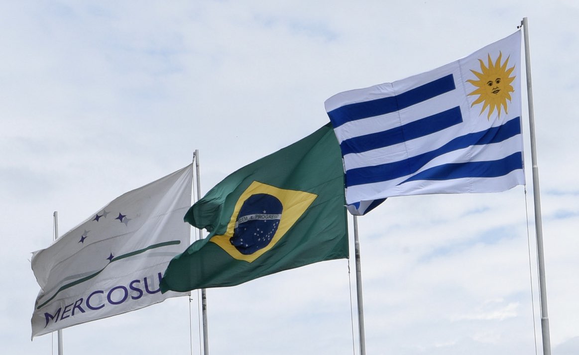 Uruguay 🇺🇾 y Brasil 🇧🇷 concretan obras de infraestructura binacional y coinciden en avanzar hacia la modernización del Mercosur y en trabajar en la agenda externa del bloque.

🔗 bit.ly/3IUCfF7