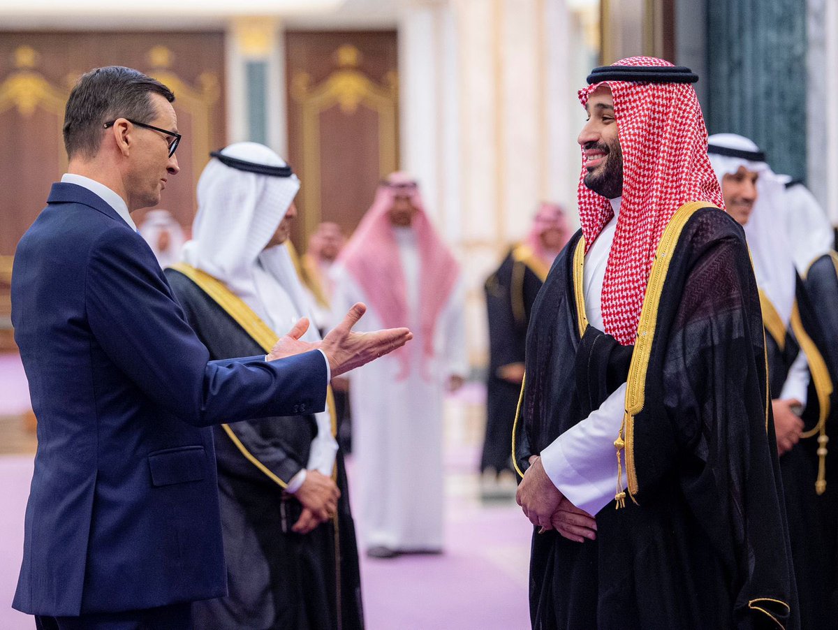 سمو سيدي #ولي_العهد يستقبل دولة رئيس الوزراء البولندي، ويستعرضان علاقات الصداقة بين البلدين، وبحث سبل تعزيز آفاق التعاون الثنائي في مختلف المجالات، بالإضافة إلى استعراض عدد من المسائل ذات الاهتمام المشترك.
#رئيس_وزراء_بولندا_في_الرياض