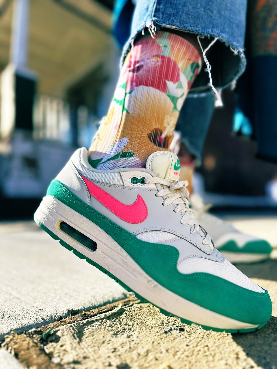 Good afternoon another day #marchMAXness the 🌬️💨wind is everything today in Philly ☀️ #airmaxgang @nikestore ‘South Beach’ 🏖️🌴 🏖️ #KOTD #snkrsliveheatingup #yoursneakersaredope 🫵🏾 #airmax #nikeair