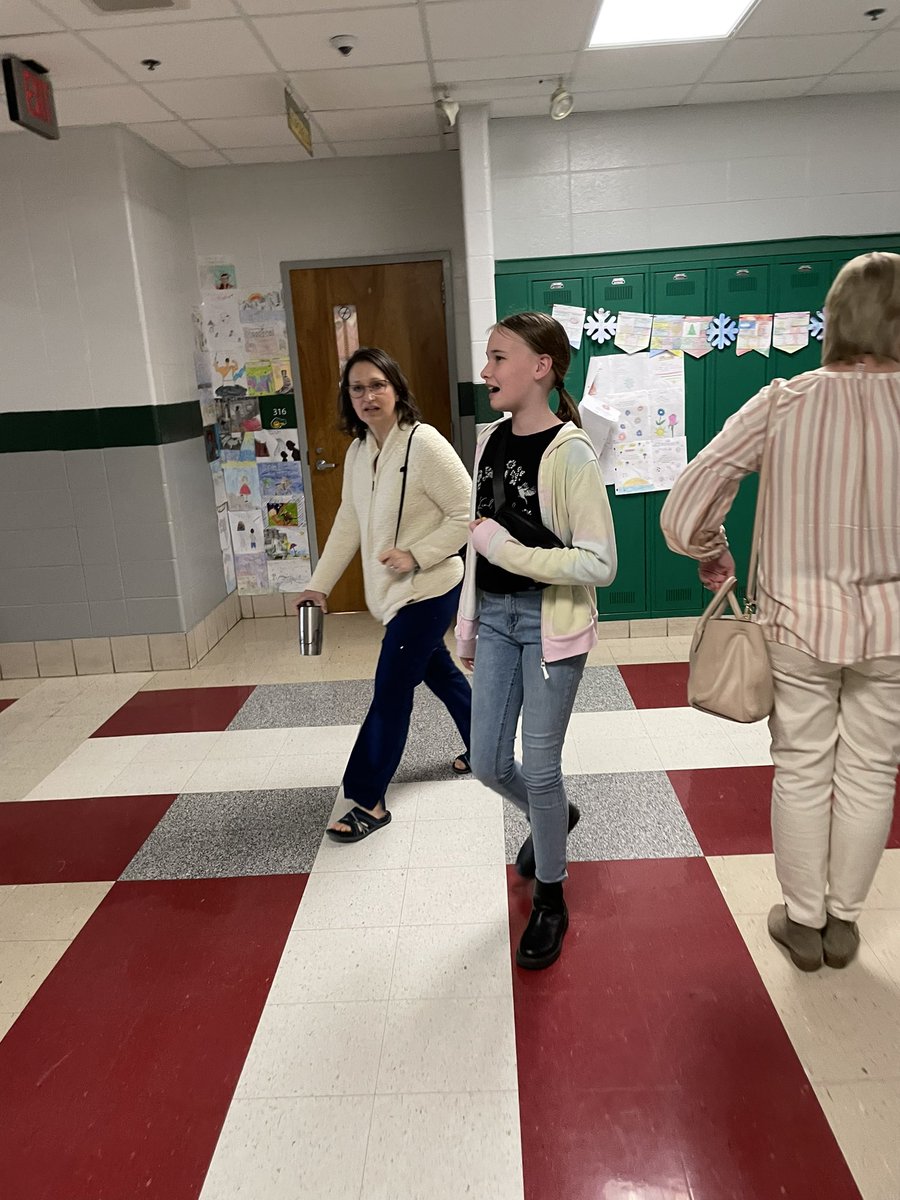 AlvatonElem's tweet photo. Our 6th grade had a great time visiting @DrakesCreekMS today! They had the opportunity to ask questions and tour the building while also completing some registration forms! #AESpride @WarrenCoSchools Thank you @DrakesCreekMS for providing this opportunity for our 6th graders! https://t.co/EyN6PrBrqB