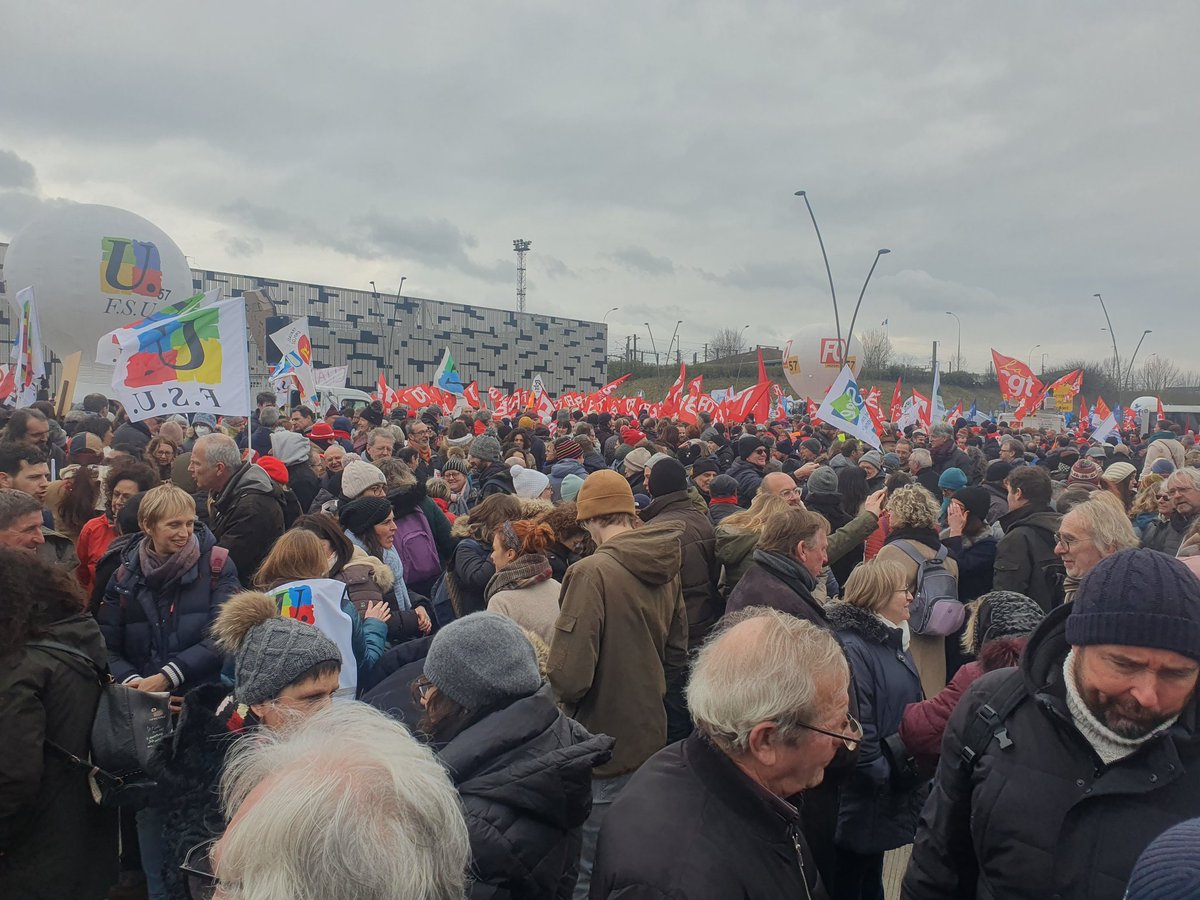 Les jeunes NUPES Moselle étaient présents à la manifestation contre la #ReformeDesRetraites 💥

A Metz nous étions 17 000 manifestants 🔥

👉On continue demain 14h devant le Centre Pompidou pour la #GreveFeministe