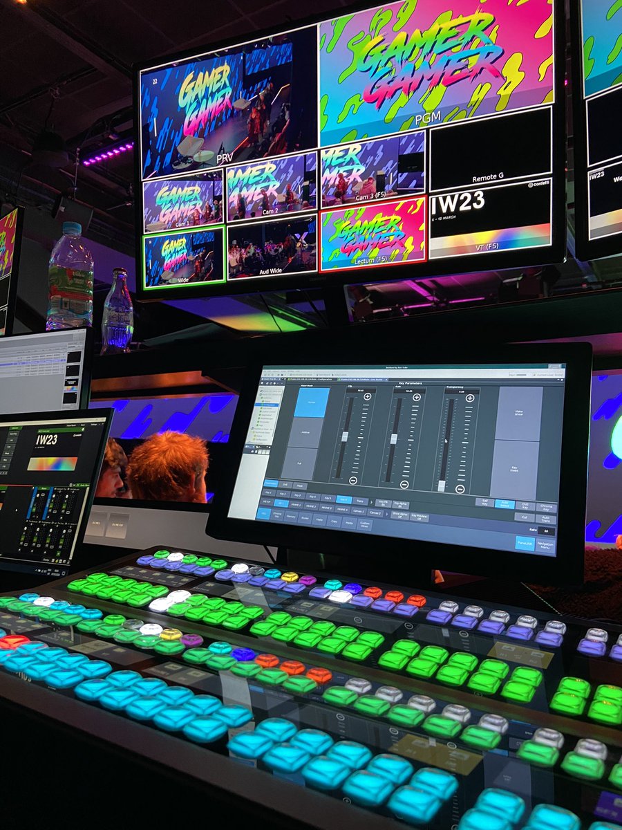 AlexBroadcasts's tweet image. Back on the keys again this evening 🎹