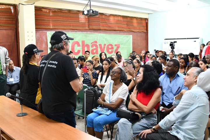 VEestrena's tweet photo. Como parte de las actividades del 20 Festival Internacional de Documentales #SantiagoÁlvarez In Memoriam, el Director de cine,
Carlos Azpuru, presentó en nuestra Casa de Altos Estudios el documental "La Batalla de los Puentes" https://t.co/UW5v4Tng2X