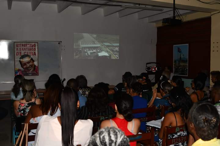 Como parte de las actividades del 20 Festival Internacional de Documentales #SantiagoÁlvarez In Memoriam, el Director de cine,
Carlos Azpuru, presentó en nuestra Casa de Altos Estudios el documental "La Batalla de los Puentes"