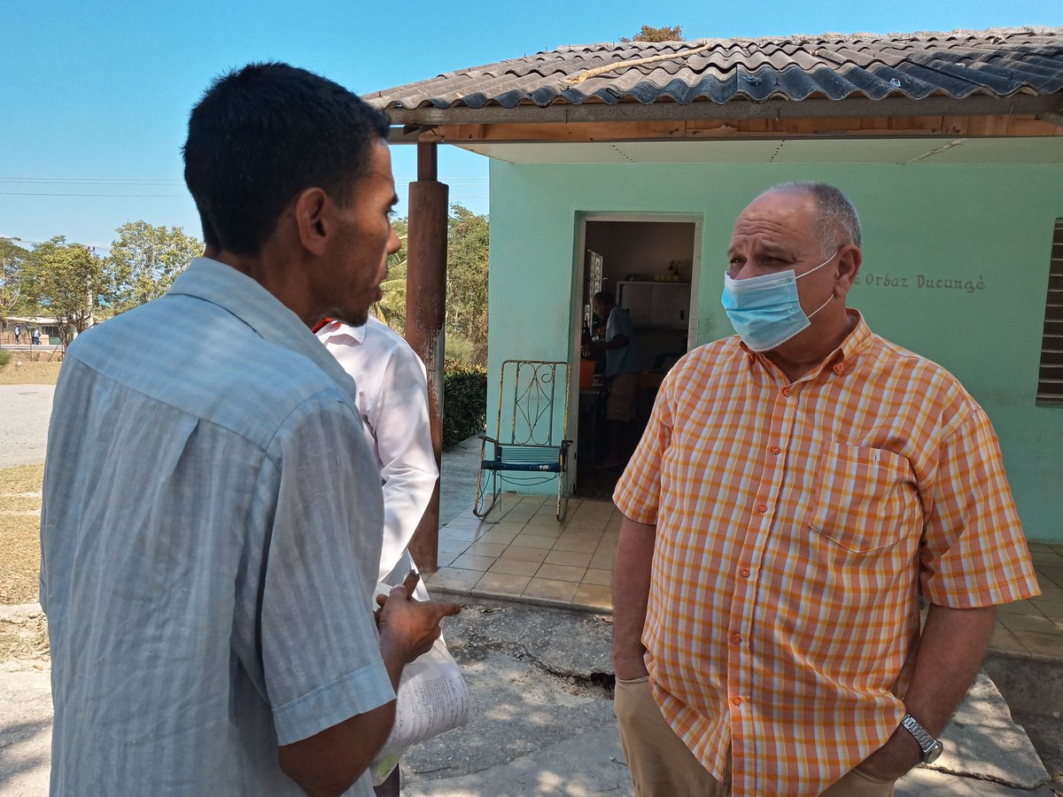 La Dra Yelenis Elías Montes realiza un recorrido por el Hospital Psiquiátrico Manuel Fajardo, comparte con trabajadores del centro y una que otra vez tuvo que interrumpir su diálogo para atender  algún paciente que no quería pasar inadvertido.
#CubaPorLaVida
#DPSGranma