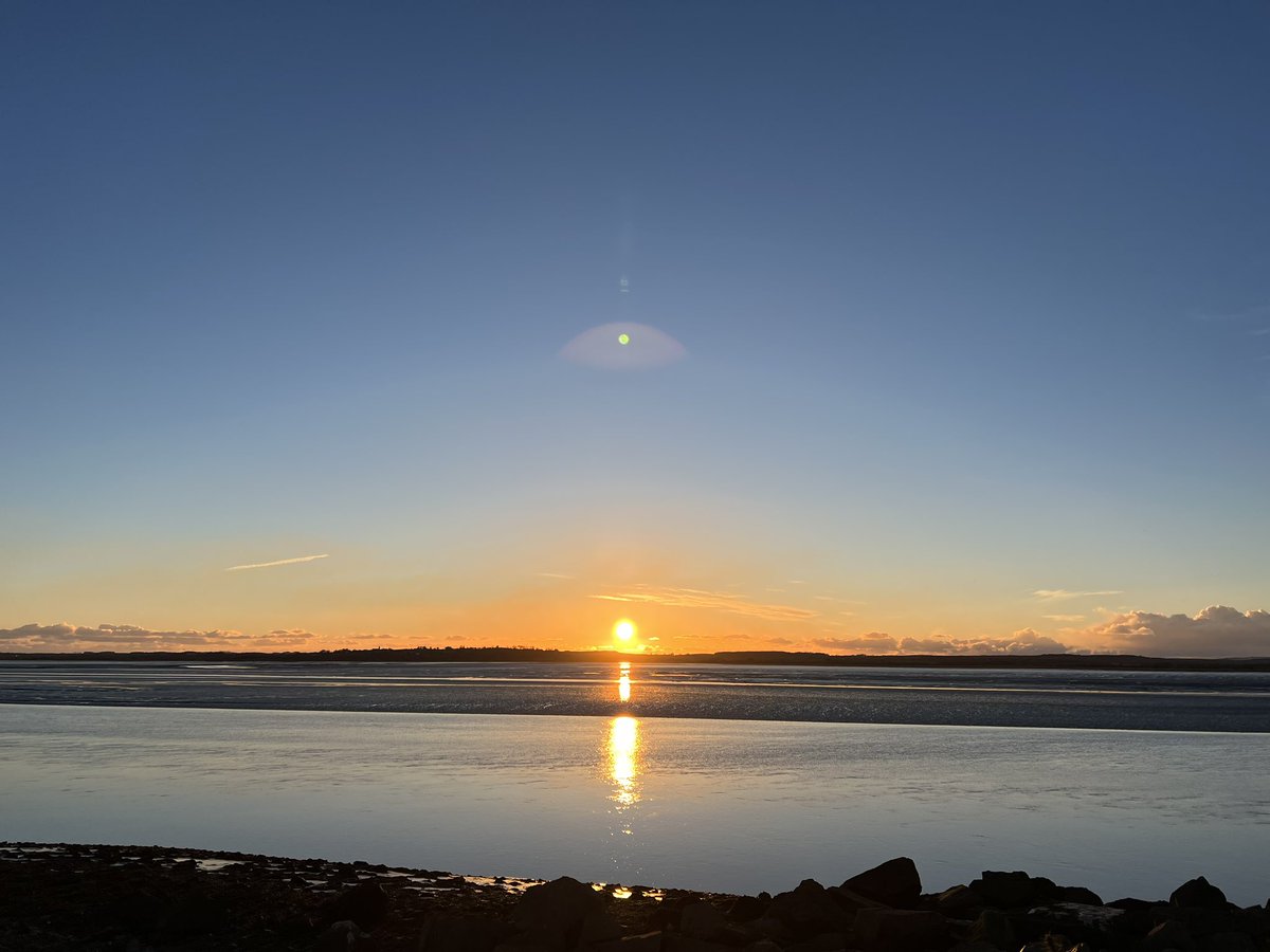 ApplePearCottag's tweet photo. It’s been lovely day in Newton Stewart &amp; stunning sunset on the coast. #Hoildaycottages #dumfriesandgalloway #gallowayhills #hiddenscotland #scotland #southwestscotland @uniquecottages https://t.co/SjY5RzixsK