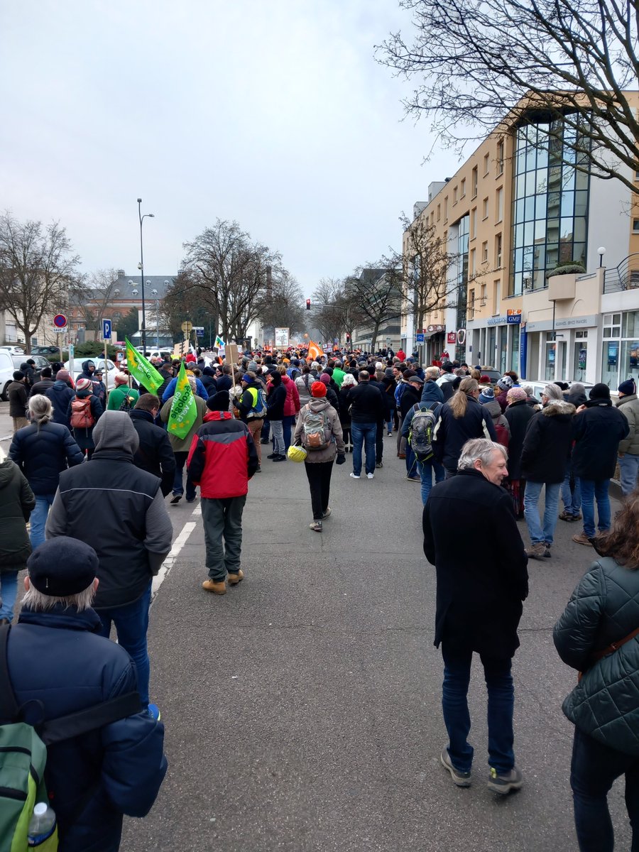 loic_minery's tweet photo. 🟢 10 000 personnes à #Mulhouse pour dire non à une réforme injuste, inutile et destructrice et réclamer une autre société et un autre rapport au travail ! 

📌 Et demain manifestation à 18h dans le cadre de la journée internationale pour les droits des femmes. https://t.co/kZ0QGiSBMe