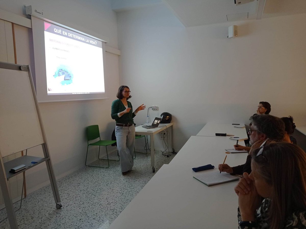 GTDocGrafics's tweet photo. Imatges de la 1a sessió del curs sobre Història i tractament #documental de material gràfic: #cartells
organitzat pel @GTDocGrafics del @cobdc 
a la Bib. Montserrat Abelló i @BiblioCatalunya 

#DocsGrafics https://t.co/lRsBchlRP2