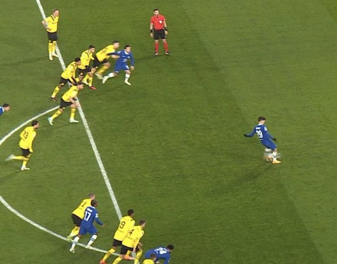 Remember that the line that marks the encroachment is not the 16.50m area line, it's the half moon line around that area of the area. Ozcan is committing encroachment clearly #Chelsea #Dortmund #penalty