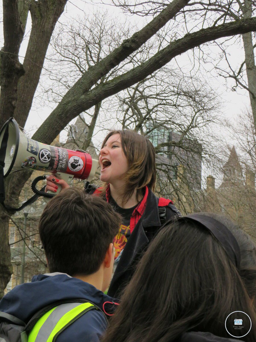 Incredible strike on friday with <a href="/fff_edinburgh/">Fridays for Future Edinburgh</a>. Shout out to Connie for representing us! #fossilsarefatal