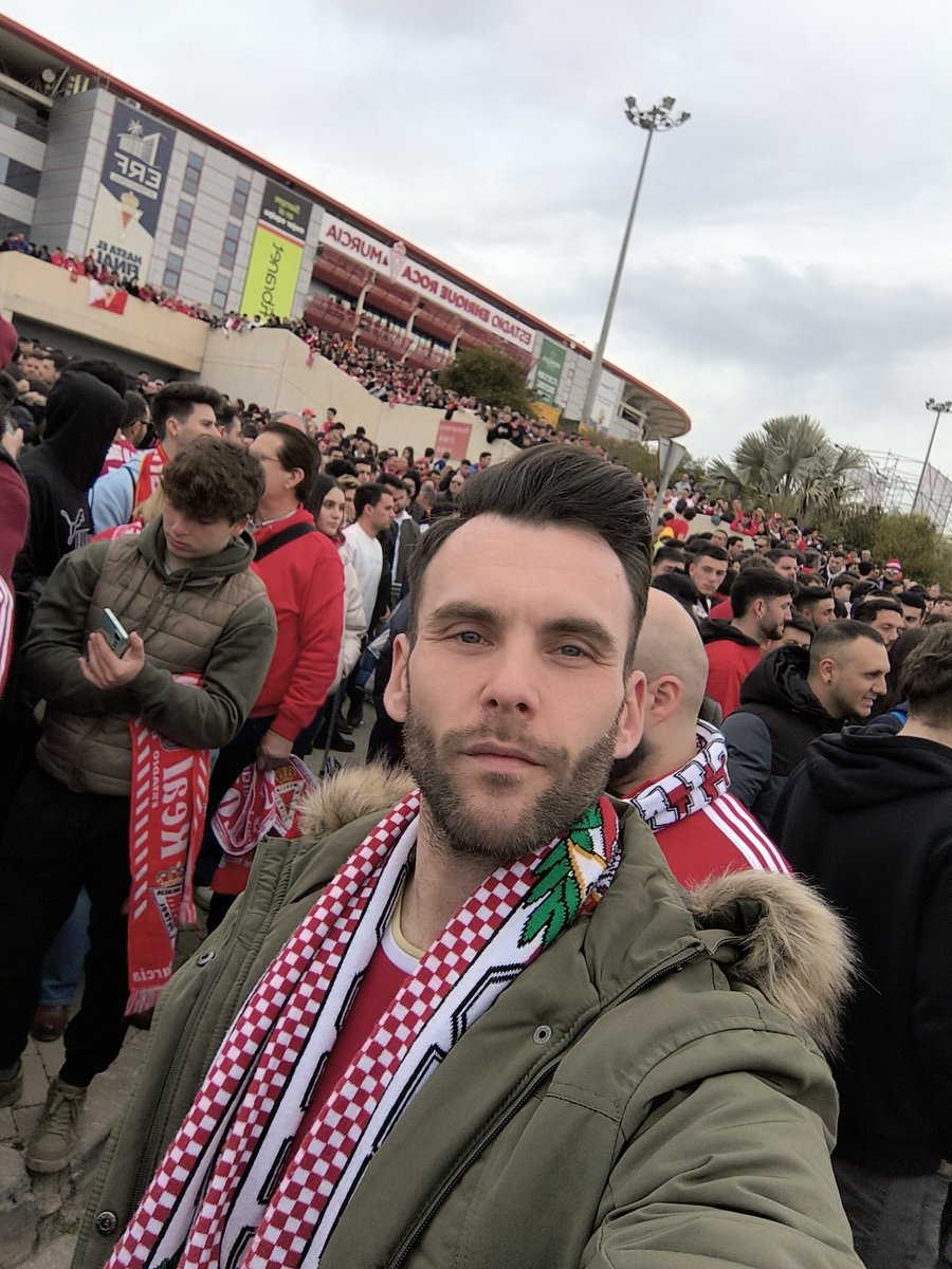 pepelu163's tweet photo. Como cada sábado o domingo de liga regular defendiendo este escudo y animando hasta el día que no estemos uno de los dos. Ya van 28 años y los que nos quedan juntos!! Siempre contigo nada sin tí. #Hastaelfinal #MVPAficionRealMurcia https://t.co/VBMMVg3X8t