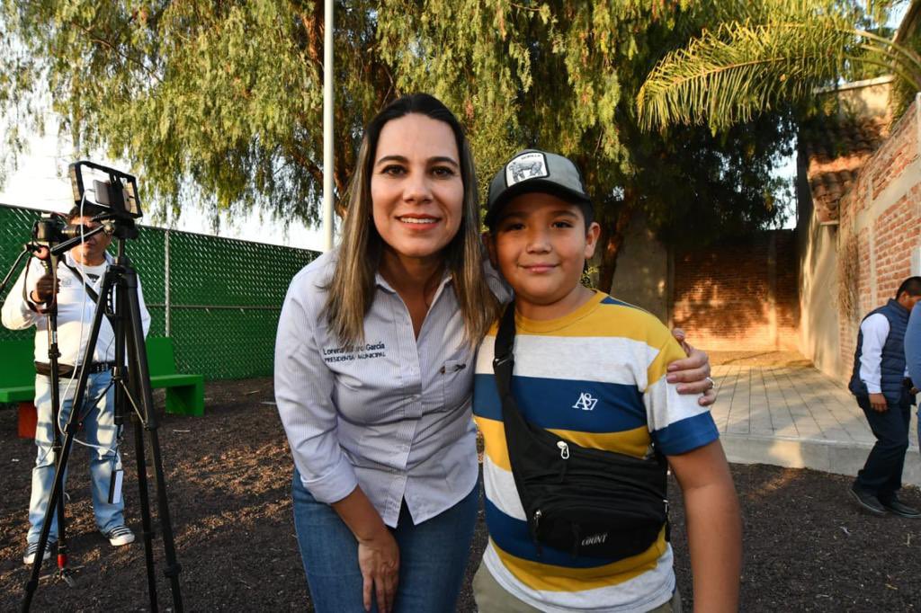 LorenaAlfaroG's tweet photo. Los pequeñitos de Los Encinos ya tienen un bonito #ParqueVecinal que servirá para que jueguen y convivan con sus amiguitos ⚽. Muchas gracias a Carmen, Presidenta de colonos, por impulsar este proyecto.
Es un gusto encontrarnos con personas comprometidas con su ciudad 🍓. https://t.co/cMFXHH7OsU