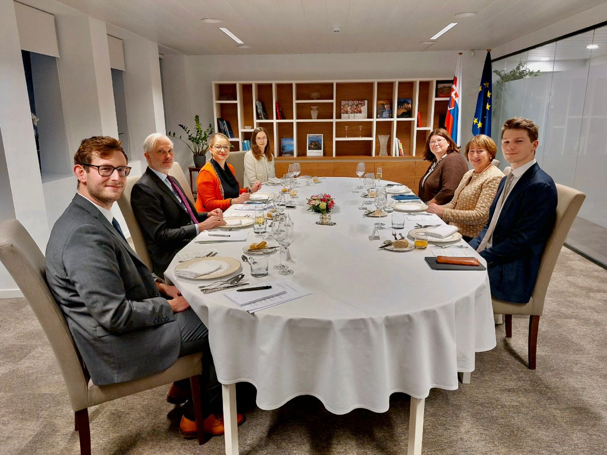 MariaMalovaEU's tweet photo. Enriching dinner discussion of #Coreper1 representatives of the #Slavkov Format 🇸🇰 🇦🇹 🇨🇿 with President Hildegard Müller @VDA_online 🇩🇪 We exchanged views on #EURO7, #CO2Standards, #AFIR &amp; #CriticalRawMaterials ➡️ Current situation underlines the need to foster 🇪🇺 competitiveness https://t.co/wFHiQg7j25
