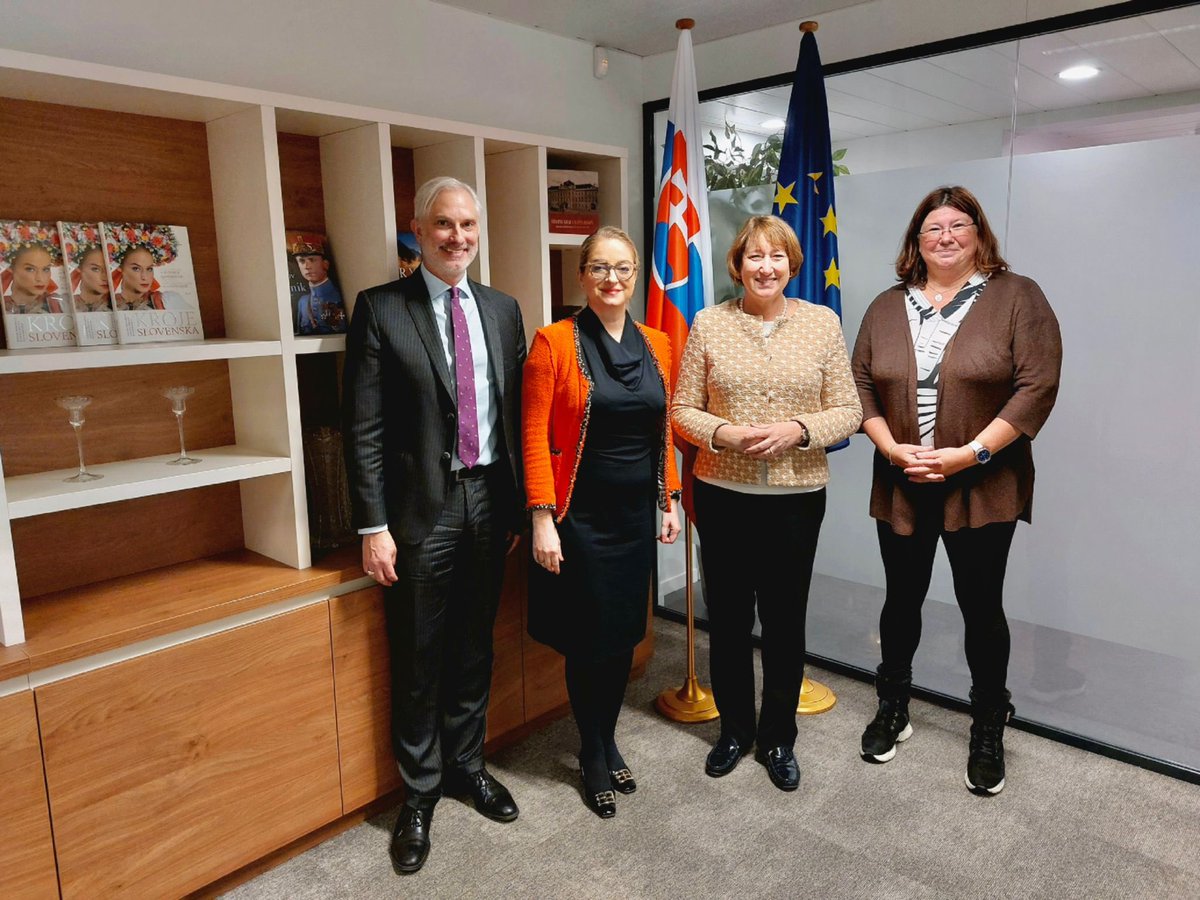 MariaMalovaEU's tweet photo. Enriching dinner discussion of #Coreper1 representatives of the #Slavkov Format 🇸🇰 🇦🇹 🇨🇿 with President Hildegard Müller @VDA_online 🇩🇪 We exchanged views on #EURO7, #CO2Standards, #AFIR &amp; #CriticalRawMaterials ➡️ Current situation underlines the need to foster 🇪🇺 competitiveness https://t.co/wFHiQg7j25