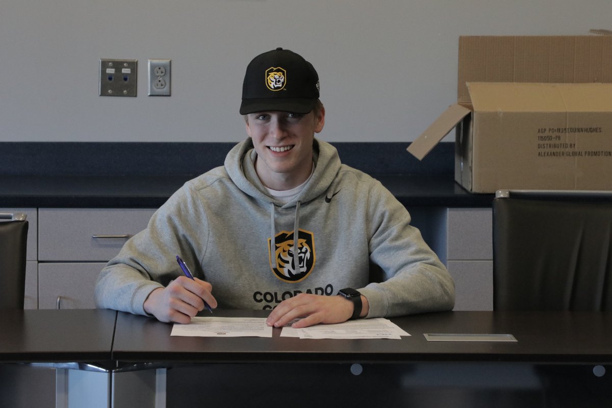 Goaltender Carsen Musser officially signed his NLI this afternoon!

Get ready, <a href="/CCTigerHKY/">CC Hockey</a>, he's coming for you! 🐯

Congrats, <a href="/MusserCarsen/">Carsen Musser</a>! 👊
