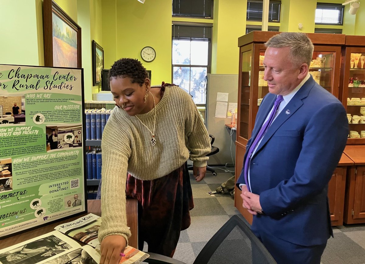 Natassja Norwood (BA ’25) shares her <a href="/KStateResearch/">K-State Research</a> on Gordon Parks with President Linton during his visit to the Chapman Center today -- great to hear about this important work! <a href="/ChapmanCenter1/">Chapman Center for Rural Studies</a> <a href="/KStateArtSci/">K-State Arts and Sciences</a> <a href="/katherinekarlin/">Katherine Karlin</a> <a href="/camlp81/">Cameron L-P</a>