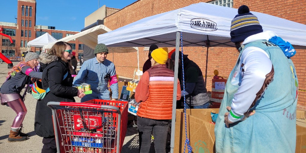 Chicago’s Food Bank tweet media