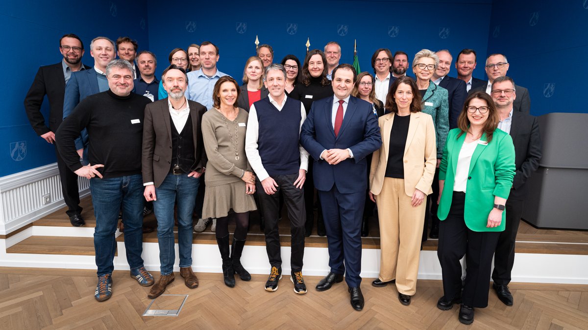 mbeimnrw's tweet image. #NRW hat einen Medien-Fachkräfte-Beirat➡️ Minister @n_liminski bringt Expertinnen &amp;amp; Experten aus Medienwirtschaft, Aus-/Weiterbildungseinrichtungen, @BA_NRW, @IHK_NRW und @NRWGlobal an einen Tisch, um wertvollen Input in den Bereichen Journalismus, Bewegtbild &amp;amp; Games einzuholen.