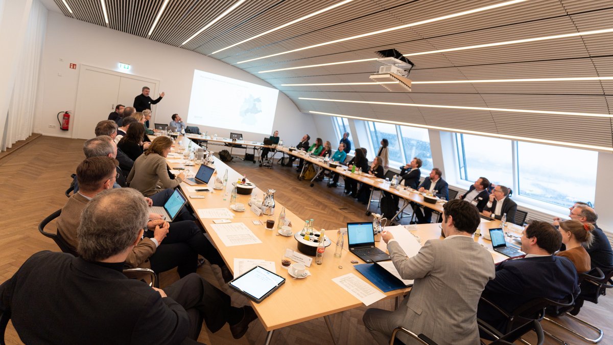 mbeimnrw's tweet image. #NRW hat einen Medien-Fachkräfte-Beirat➡️ Minister @n_liminski bringt Expertinnen &amp;amp; Experten aus Medienwirtschaft, Aus-/Weiterbildungseinrichtungen, @BA_NRW, @IHK_NRW und @NRWGlobal an einen Tisch, um wertvollen Input in den Bereichen Journalismus, Bewegtbild &amp;amp; Games einzuholen.