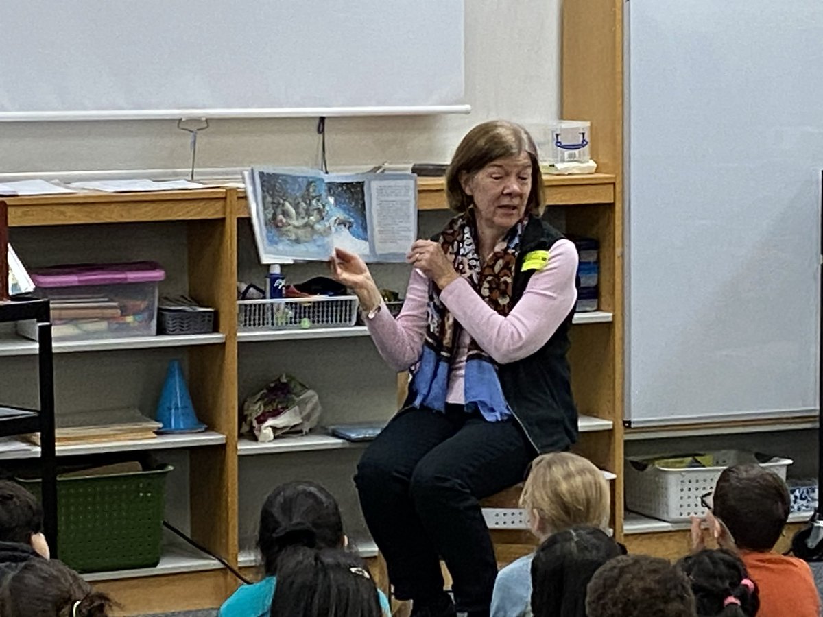 hcpss_sjles's tweet image. We are so thankful to the many Celebrity Readers visiting The Lane this week! @hcpss_smil,  @hcpsslibmed,@hcpss_pms, and our former SJLES staff to name just a few! Looking forward to more celebrity sightings this week! #JaguarPride