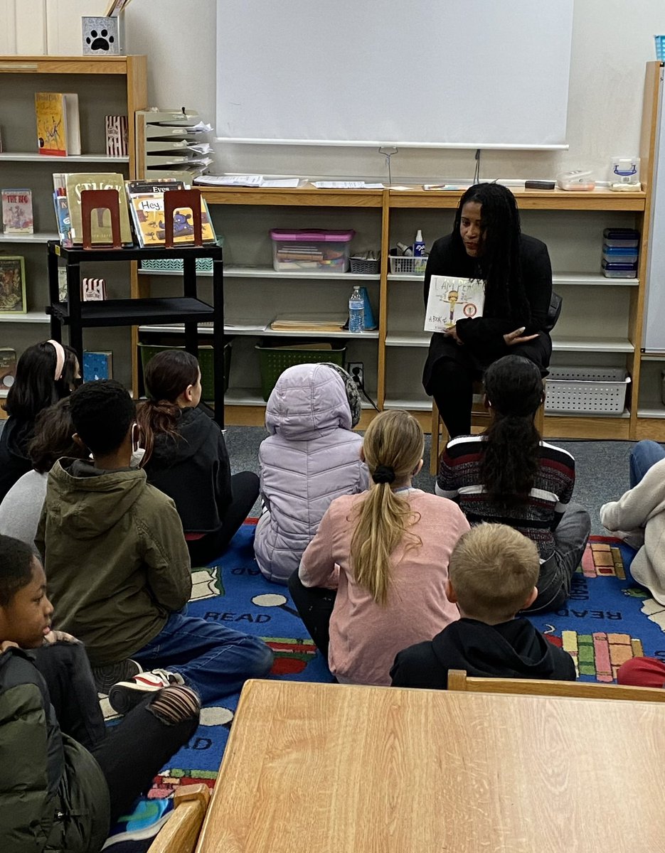 hcpss_sjles's tweet image. We are so thankful to the many Celebrity Readers visiting The Lane this week! @hcpss_smil,  @hcpsslibmed,@hcpss_pms, and our former SJLES staff to name just a few! Looking forward to more celebrity sightings this week! #JaguarPride