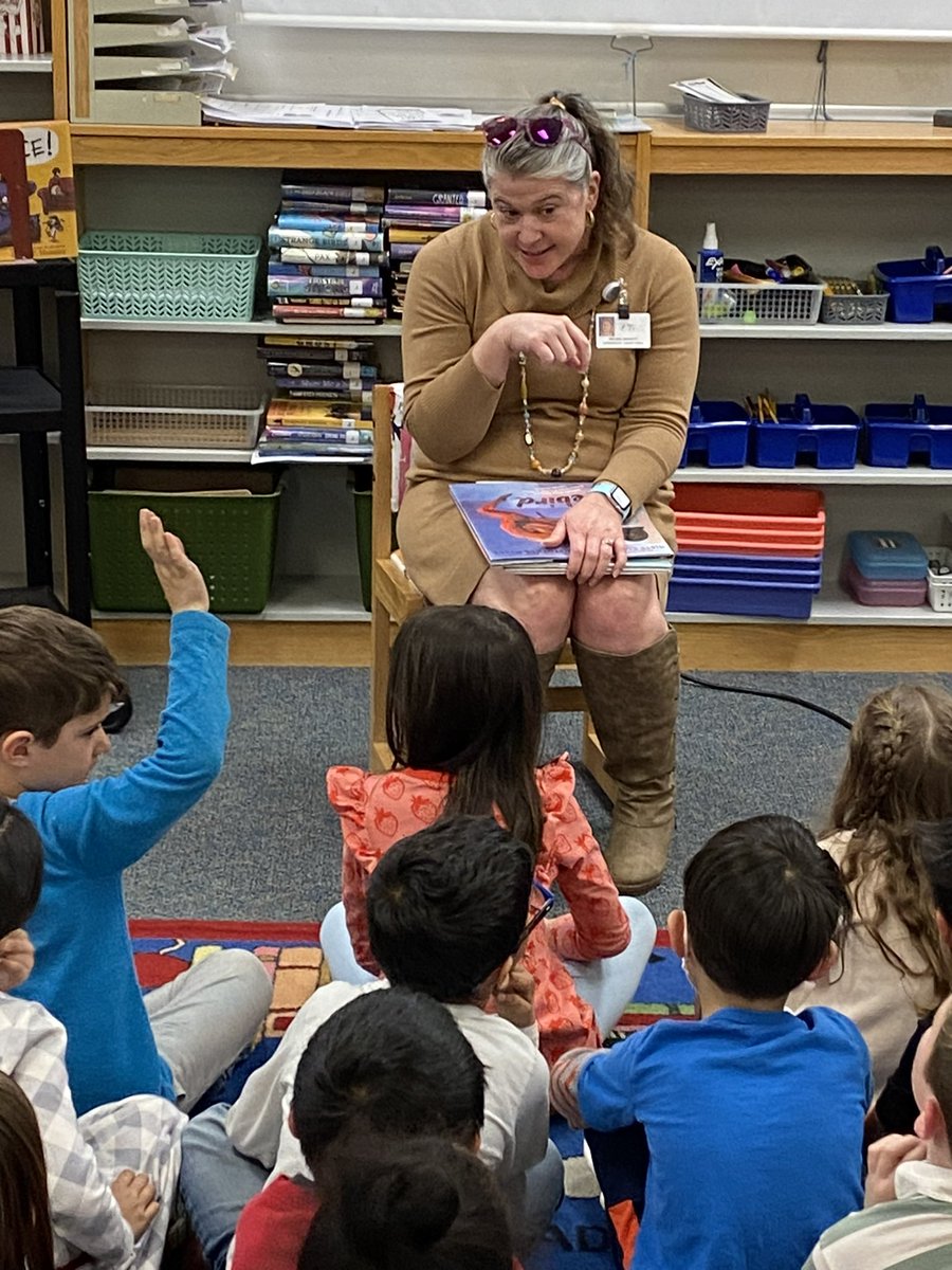 hcpss_sjles's tweet image. We are so thankful to the many Celebrity Readers visiting The Lane this week! @hcpss_smil,  @hcpsslibmed,@hcpss_pms, and our former SJLES staff to name just a few! Looking forward to more celebrity sightings this week! #JaguarPride