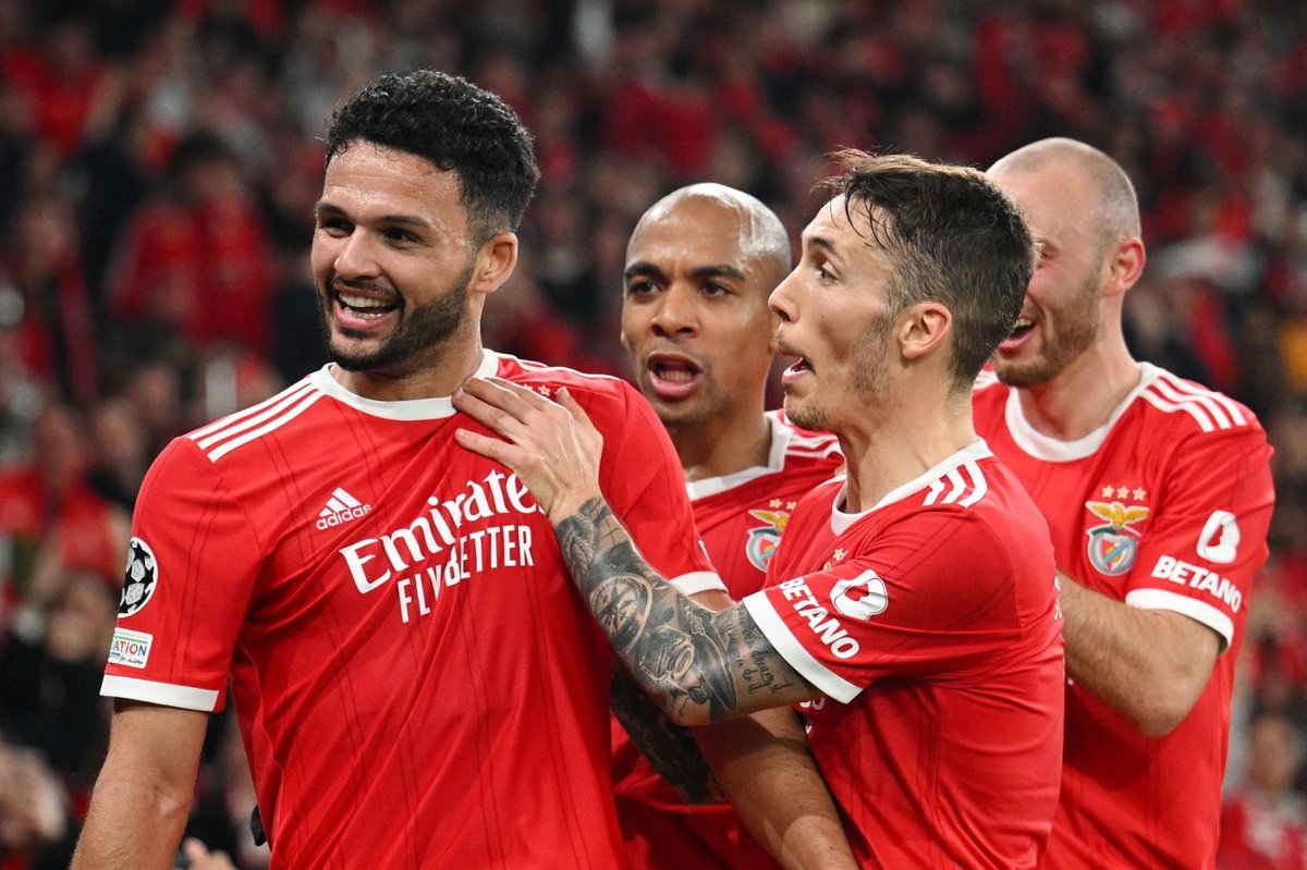 SLBenficaDepre's tweet photo. Uma boa noite. 

MAS SÓ PARA QUEM ESTÁ NOS QUARTOS DE FINAL DA CHAMPIONS! https://t.co/E0jn2Uqbfd