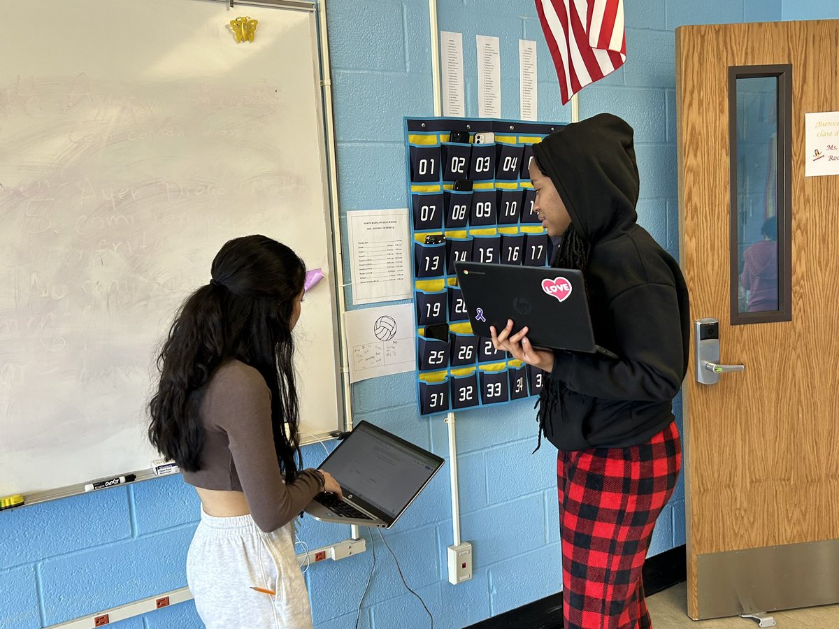 Lots of fun practicing our sports vocabulary ⚽️🏀🏈⚾️ today with the verb “Jugar” ! Students wrote their names in boxes to tell the class about their sports preferences, then classmates wrote sentences about who plays each sport!🎾🏐