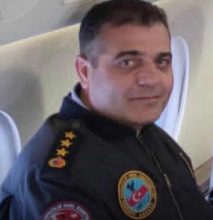 Günledir bölgede kahramanca görev yapan Jandarma Pilot Kıdemli Albay Oğuzhan Adalıoğlu, bu gece Kahramanmaraş’ta Helikopter’in pervanesine çarparak hayatını kaybettiğini öğrendik. Ruhu şad, mekanı cennet olsun.