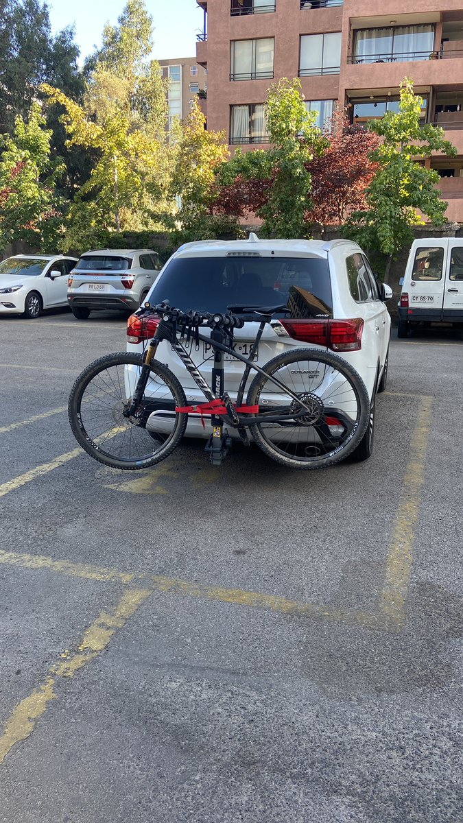 armijoa's tweet photo. Me robaron mi auto el 05 de marzo en Izarra, Pudahuel, es un Mitsubishi Outlander 2021 4WD, PPU PSHK-18, tiene enganche americano con toma eléctrica HELLA, cola de escape cromada, emblema GT, logo tornasol 9 NINER en el vidrio trasero https://t.co/zWYhtj96Oh