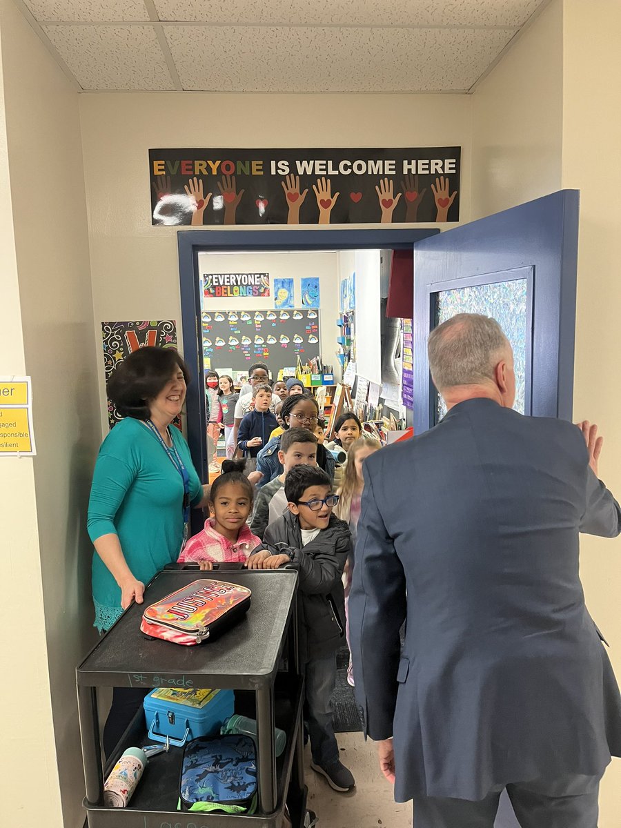hcpss_sjles's tweet image. Always grateful for a visit from our SUPER Superintendent &amp;amp; Celebrity Reader Dr. Martirano! Thanks @SuperHCPSS for stopping by and for your leadership. Hope to see you at The Lane again real soon! #JaguarPride