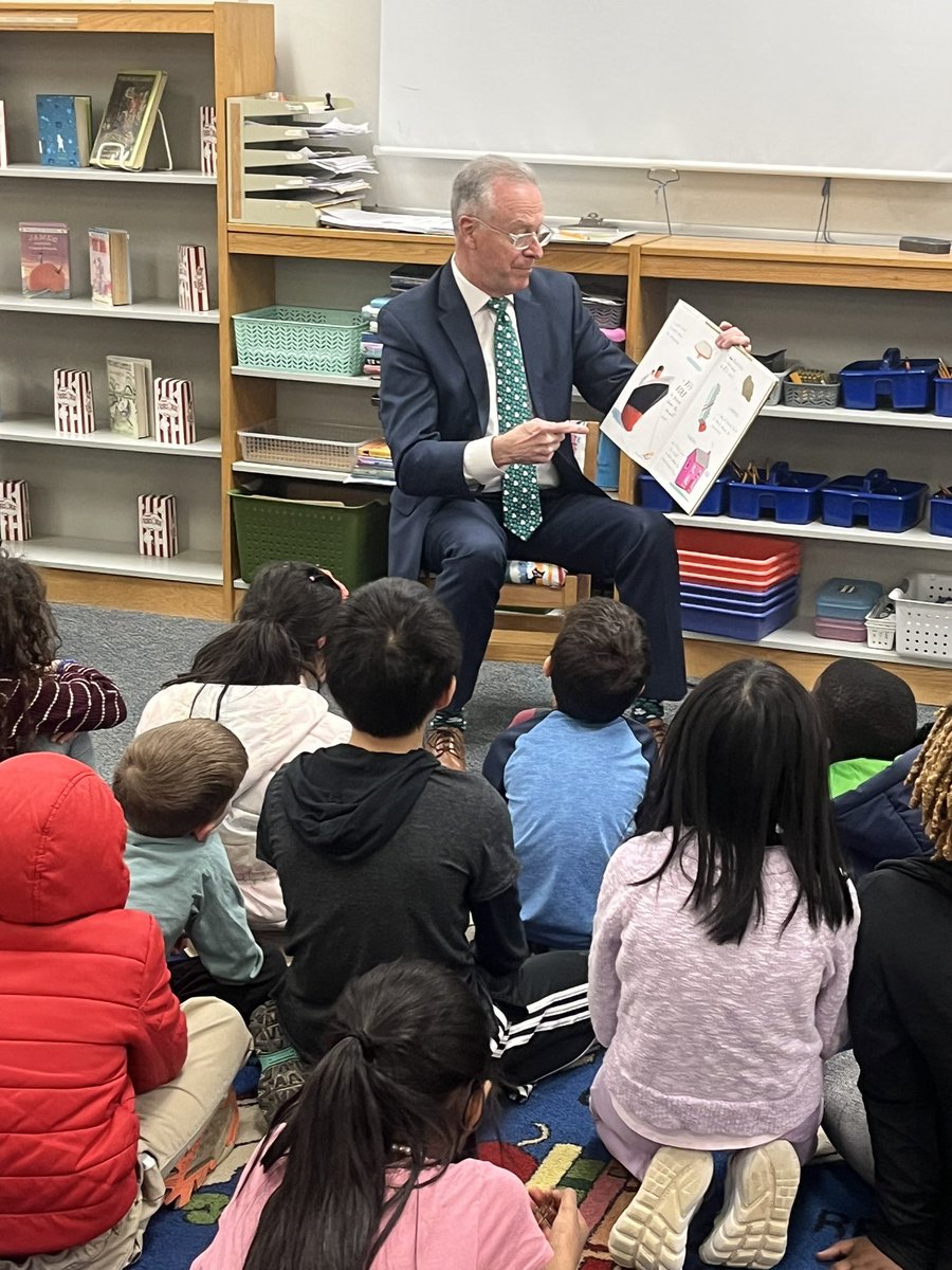 hcpss_sjles's tweet image. Always grateful for a visit from our SUPER Superintendent &amp;amp; Celebrity Reader Dr. Martirano! Thanks @SuperHCPSS for stopping by and for your leadership. Hope to see you at The Lane again real soon! #JaguarPride