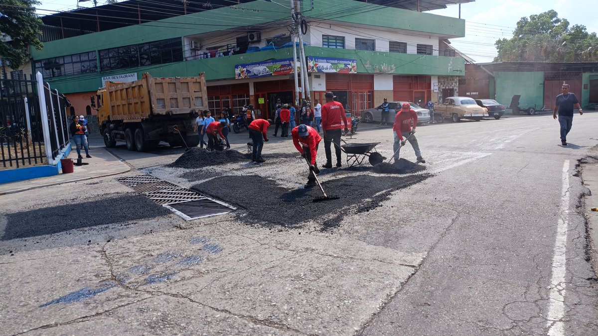 oscarorsini10's tweet photo. Nos mantenemos en la calle, a esta hora continuamos  desplegados, avanzando con el Plan de Asfaltado y Bacheo en la avenida Bolívar del Casco central de la parroquia Tocuyito del Mcpio #Libertador. 

#YoSoyChávez
#ChávezInfinito
#ChávezCorazóndelPueblo

#AquiNadieseRinde https://t.co/fD6PDoy5CF