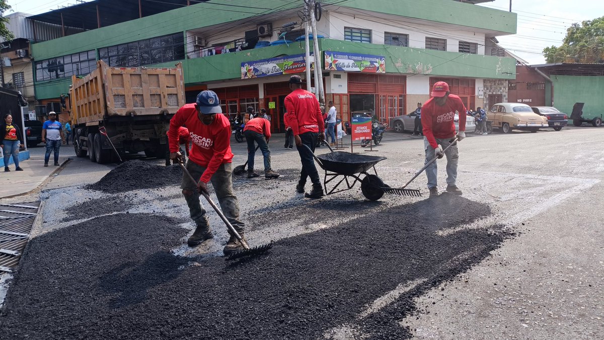 oscarorsini10's tweet photo. Nos mantenemos en la calle, a esta hora continuamos  desplegados, avanzando con el Plan de Asfaltado y Bacheo en la avenida Bolívar del Casco central de la parroquia Tocuyito del Mcpio #Libertador. 

#YoSoyChávez
#ChávezInfinito
#ChávezCorazóndelPueblo

#AquiNadieseRinde https://t.co/fD6PDoy5CF