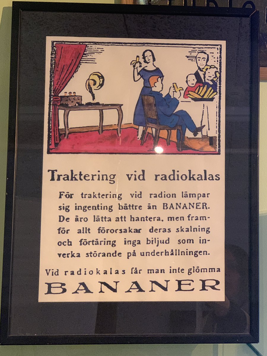 Fram med 🍌, nu blir det radiokalas! Veckans Europapodden om 🇪🇺-länderna som står med ryggen mot Ryssland. 🇫🇮 och 🇪🇪 har varit 🇺🇦 mest lojala tillskyndare, i vår går båda till val i krigets skugga. sverigesradio.se/avsnitt/finlan… (och den fina affischen hänger i radiohusets kulvert ☺️)