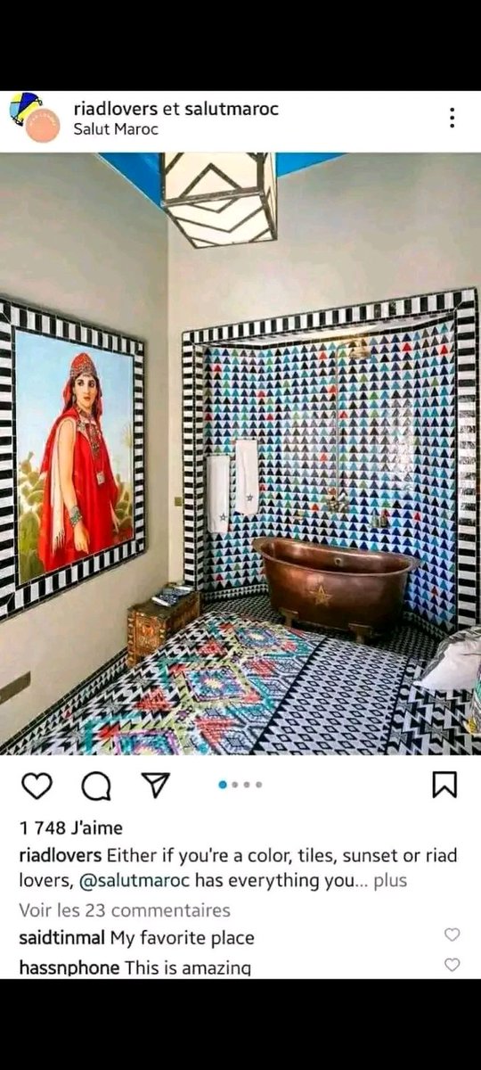 السرقة المغربية 🇲🇦للتراث الجزائري فاتت الحدود هذه صورة المجاهدة لالة فاطمة نسومر الجزائرية باللباس التقليدي الأمازيغي الجزائري قاموا بسرقتها و تعليقها في فندق بالصويرة يروجون للسياحة عندهم بتراث الجزائر يخجلون من تراثهم المبهدل #المغرب_أضحوكة_العالم 
#مغربيه_والا_سعوديه