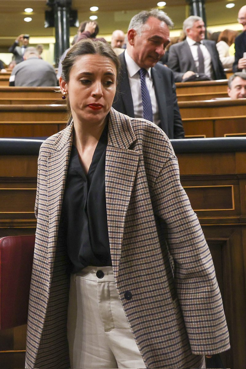 WillyTolerdoo's tweet photo. Hasta Yolanda Díaz ha dejado tirada a Irene Montero durante el debate. Es la foto del fin de Podemos. La mayor estafa de la historia política de España. https://t.co/TkNPTlXTVa