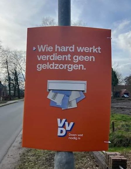 peterkwint's tweet photo. Ik keek vandaag een stuk van het debat over het #toeslagenschandaal. Mensen die jarenlang kapot gemaakt zijn door een overheid onder leiding van de VVD. Die nog altijd hun geld niet terugkrijgen. Laat staan een schadevergoeding. Donderstraal een eind op met je poster, VVD. https://t.co/PXD5funst7
