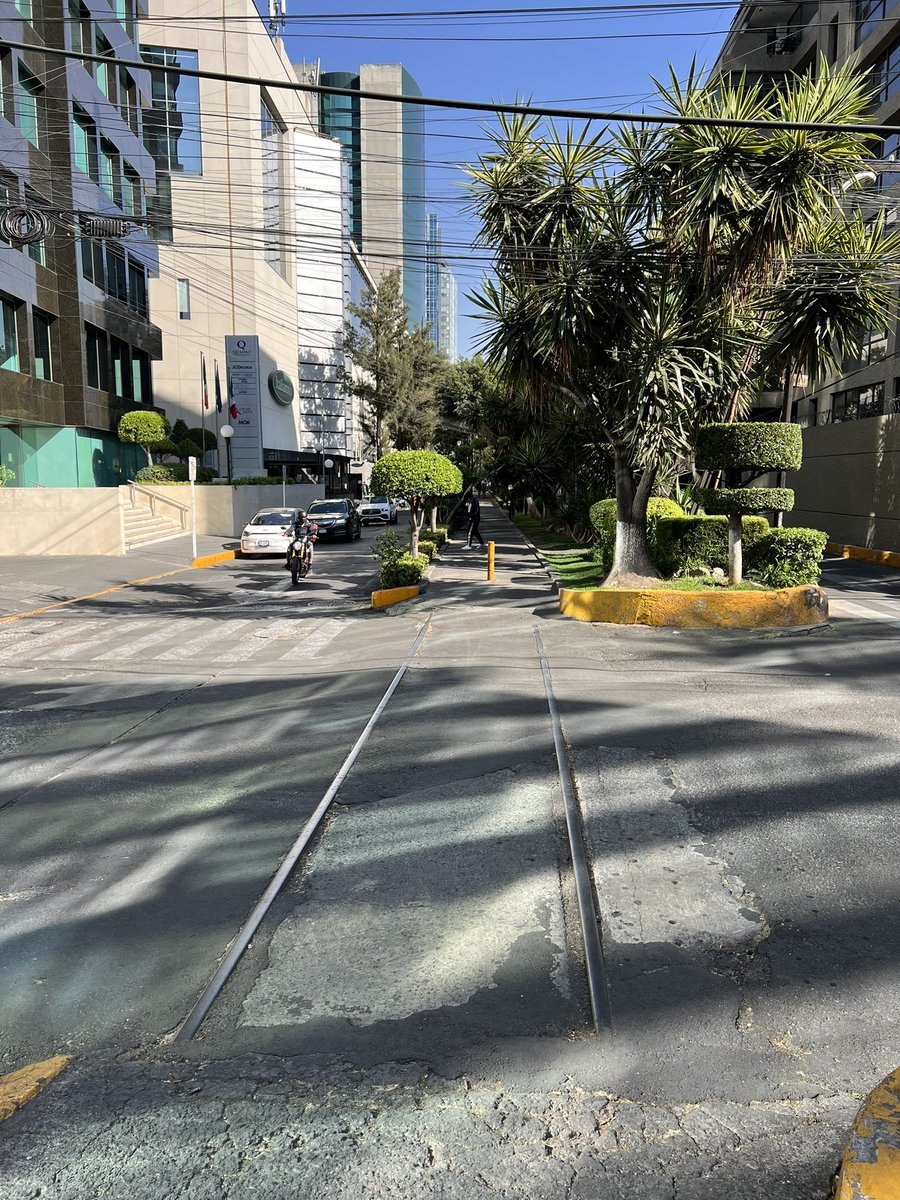 I like pedestrian sideways/bike lanes converted from old railroads. Good job, #CDMX!
