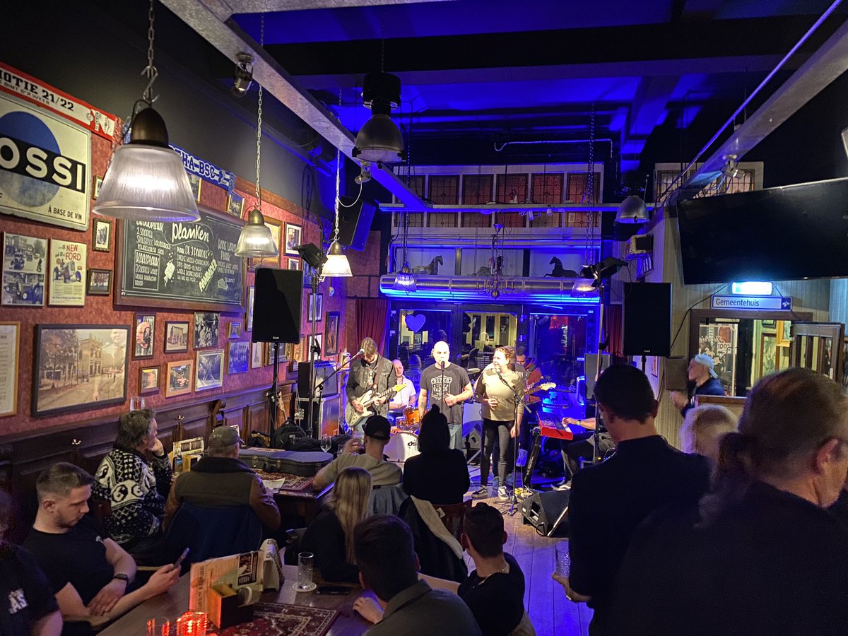 Een keer wat anders!

Jamsessie op dinsdagavond smaakt ook naar meer. Schitterende combinaties van jong en oud talent, soul, rock, blues en alles wat daar tussenin zit. Kortom, top! 🎶❤️ #hierkomikweg #emmen #muzikaaltalent